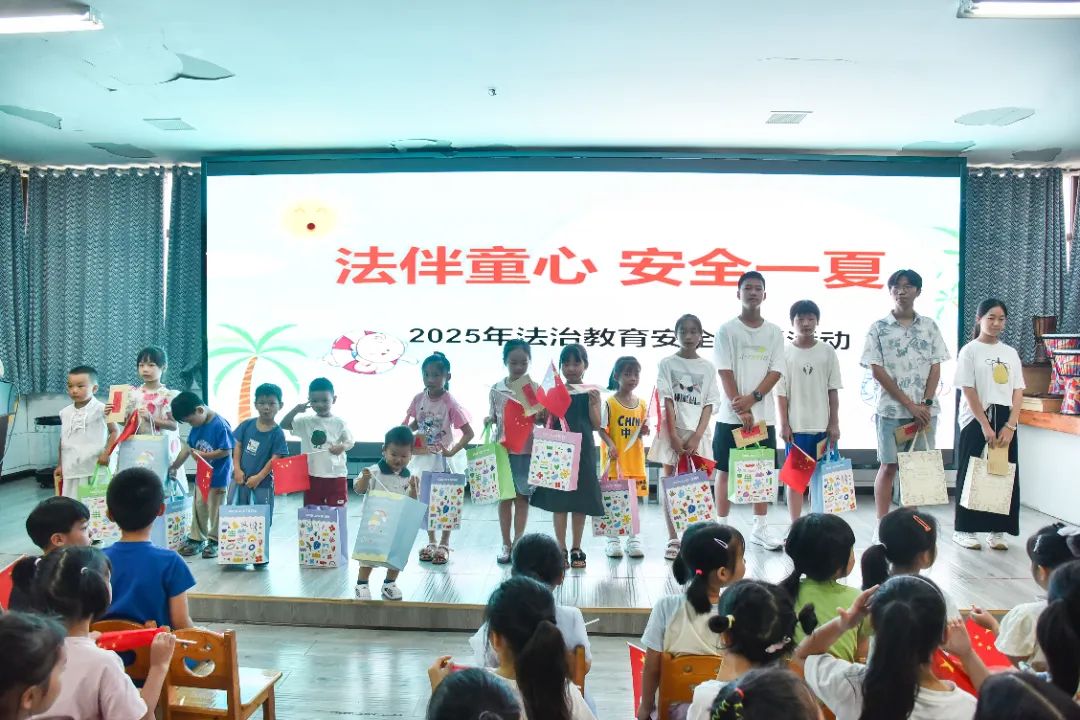 武陵源区检察院开展暑期法治安全教育活动