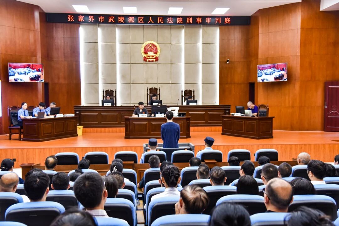 “一场庭审两堂课”：警示教育+听庭评议